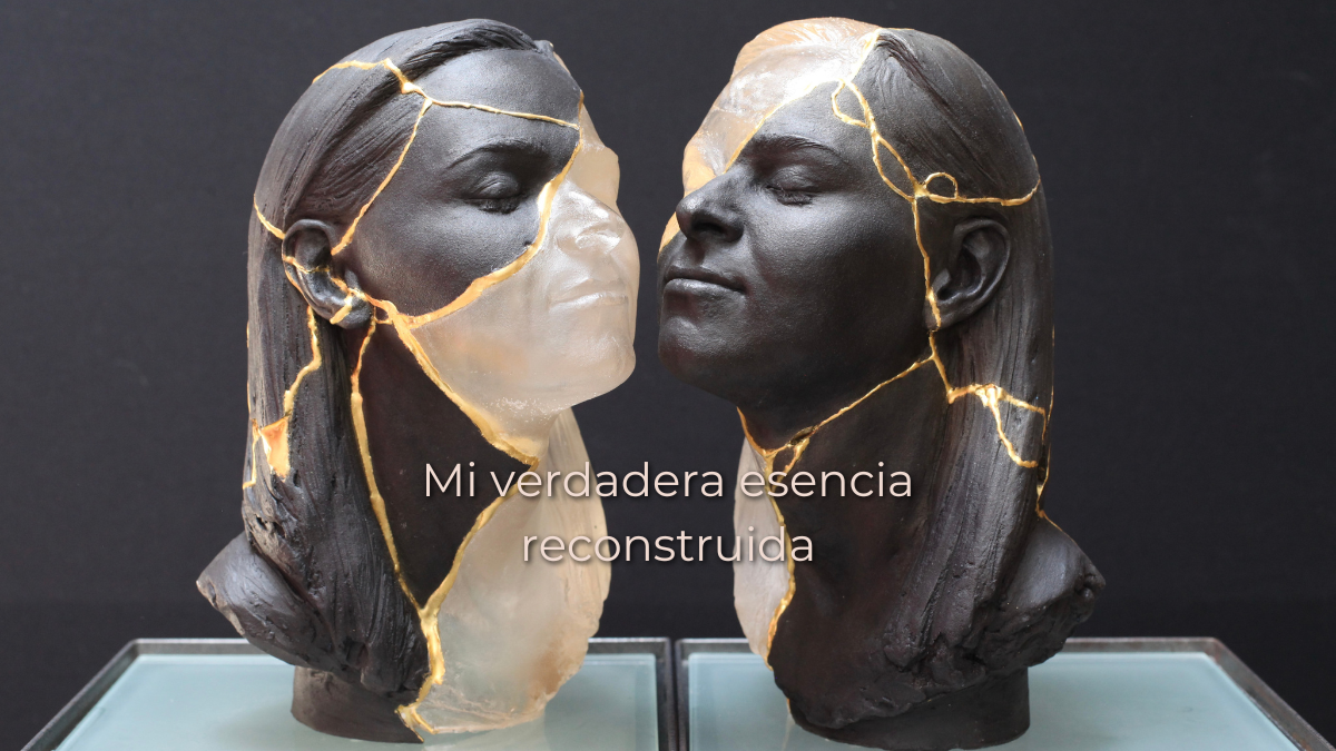 Escultura de dos rostros femeninos unidos, reparados con la técnica de kintsugi en oro, con el texto superpuesto: 'Mi verdadera esencia reconstruida
