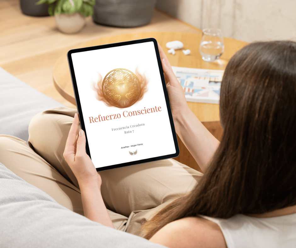 Mockup de tablet mostrando el Bono de Integración Consciente de Mujer Fénix, una mujer revisando su guía digital de la Ruta 7 en un entorno minimalista y relajado.