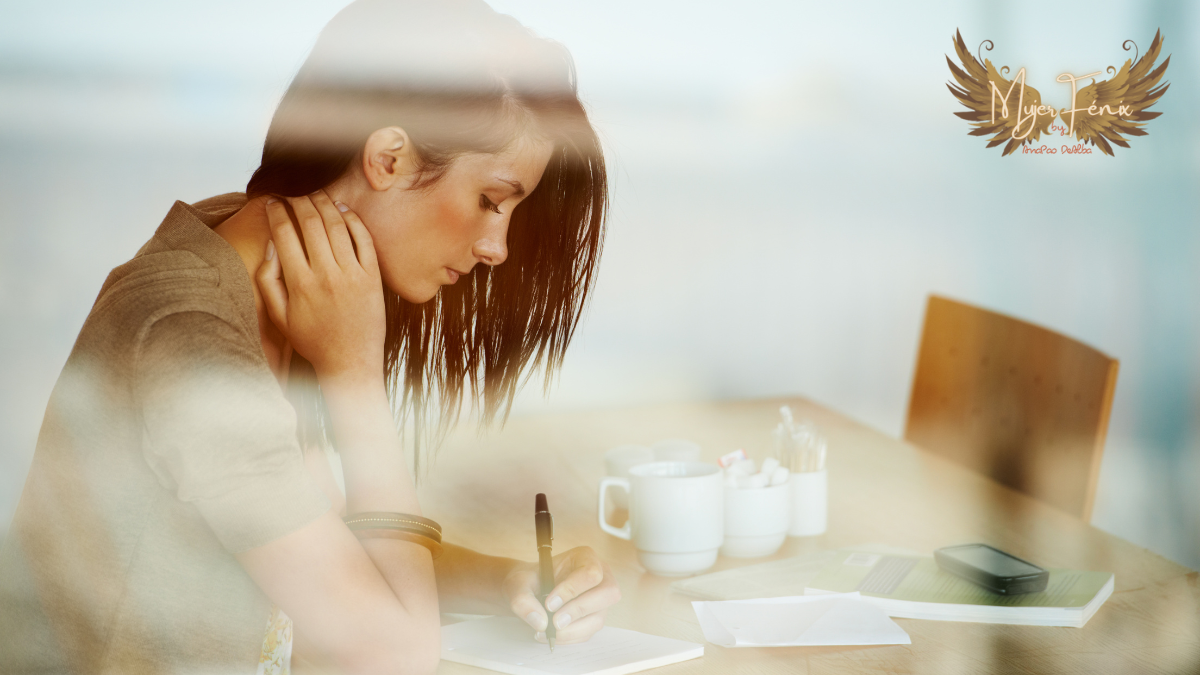 Mujer en introspección escribiendo en su diario preocupada por estar estancada a mitad del ciclo.